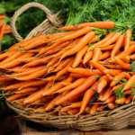 Panier rempli de carottes fines