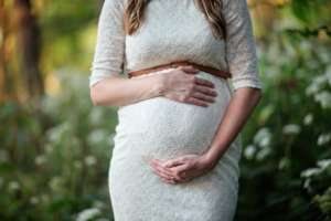 femme enceinte avec ses mains autour du ventre