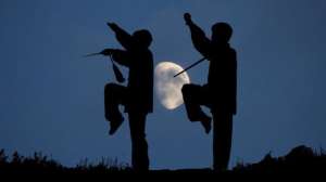 deux hommes taichi au clair de lune