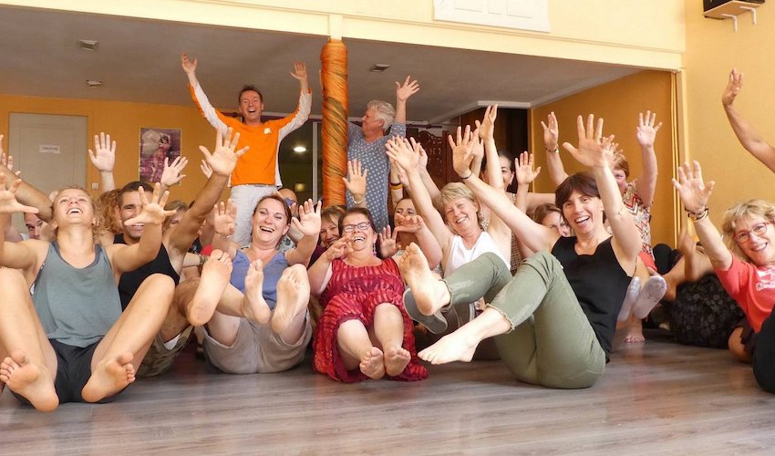 un groupe hilare de yoga du rire