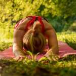 une femme sur tapis de yoga dans nature