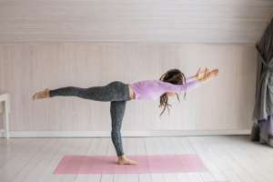femme longs cheveux position de yoga debout