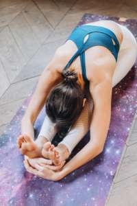 femme étirement de yoga