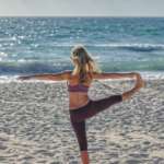 une femme yoga sur plage